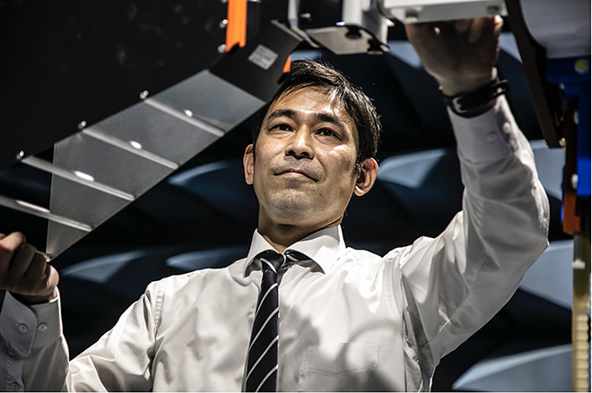 営業部第一営業グループスペシャリストの岸本知久氏。3D測定が可能な第一電波暗室で送信アンテナを操作する